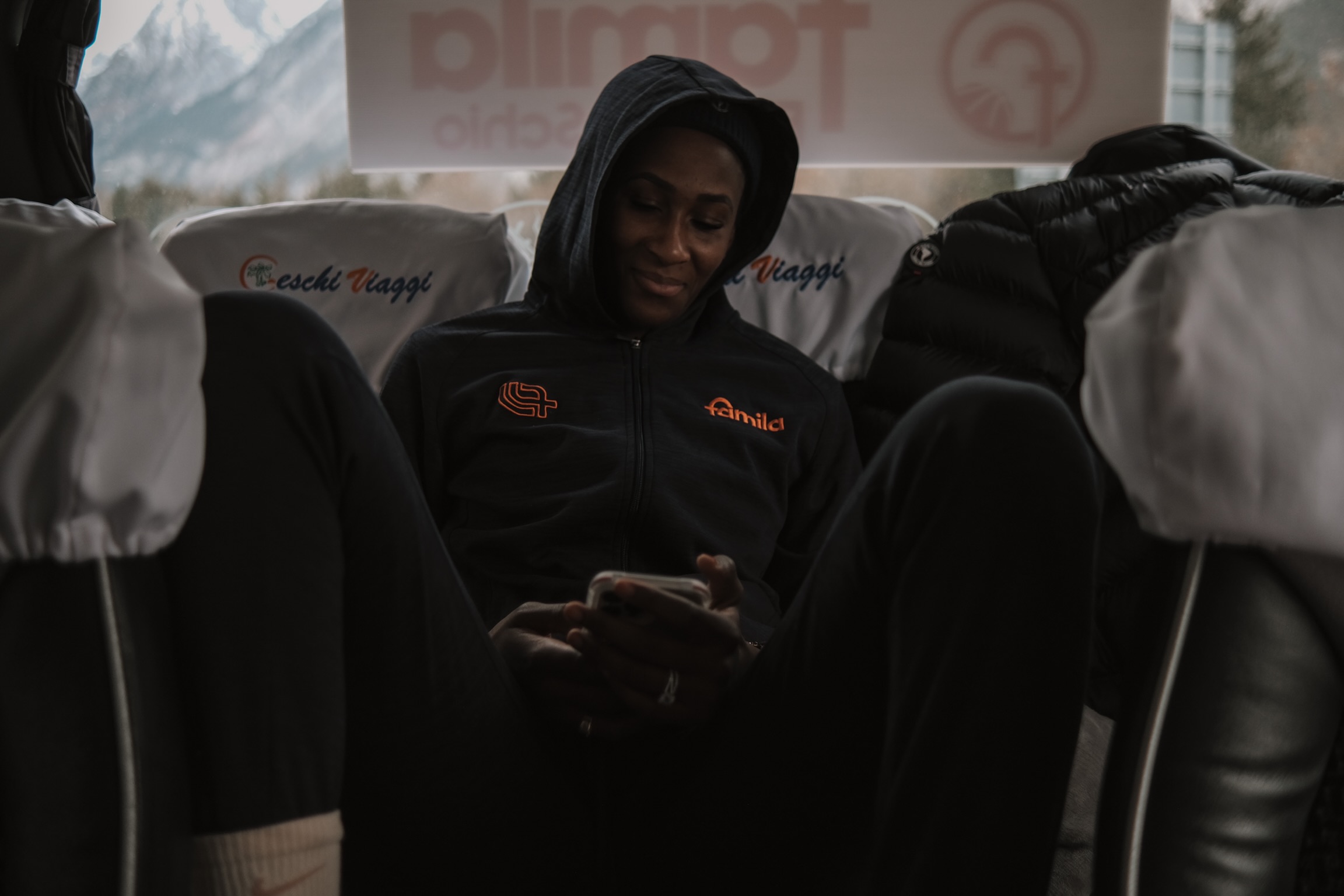 Astou-Ndour-telefono-autobus