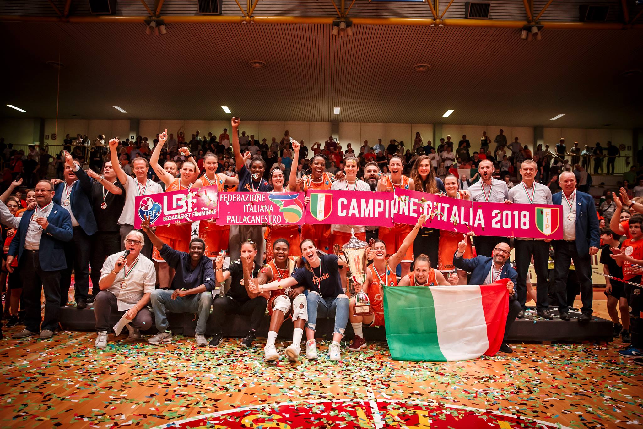 Il Famila Wiuber Schio conquista il nono scudetto | Superata Ragusa 62-54 in gara 5