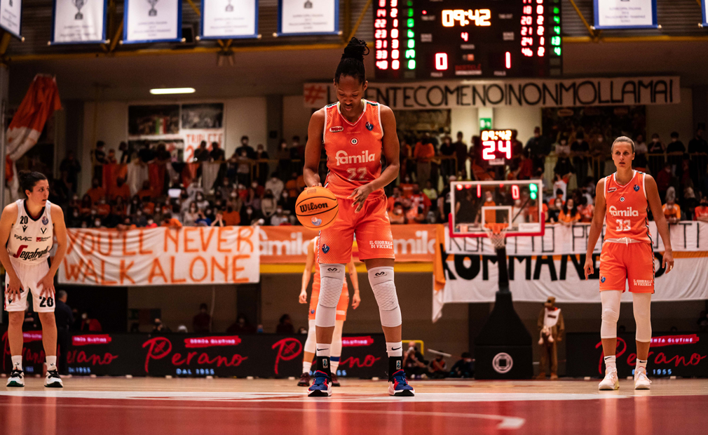 Il Famila Wuber domina Bologna 78-51 e si porta 2-0 nella serie