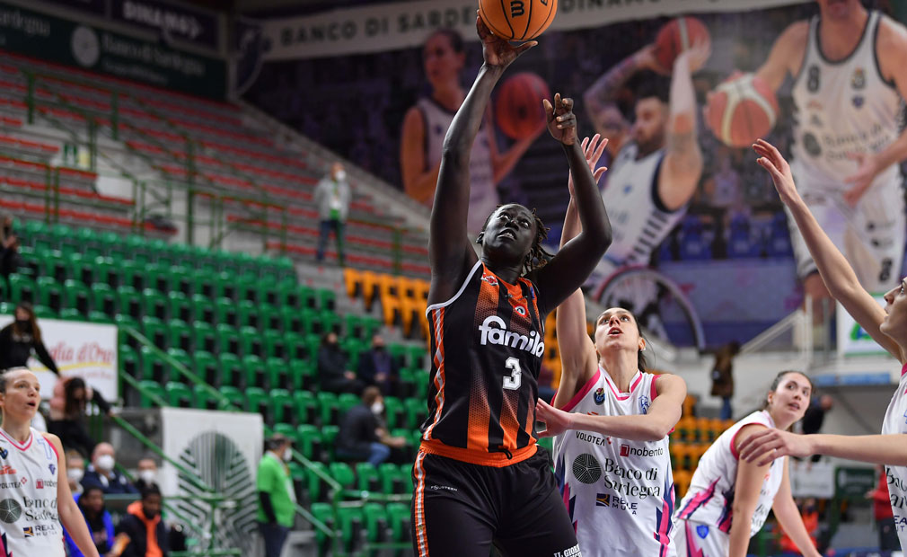 Il Famila Wuber domina a Sassari 52-87