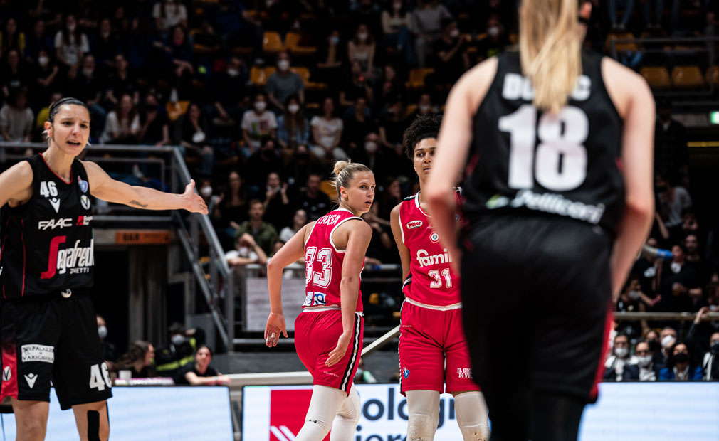 Il Famila Wuber cade a Bologna 72-71 in gara tre